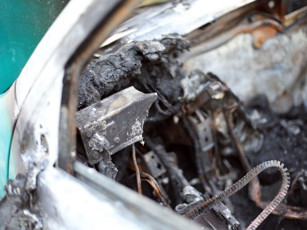 Skoda spłonęła doszczętnie. Mieszkańcy: Wyglądała na porzuconą. Chyba komuś przeszkadzała