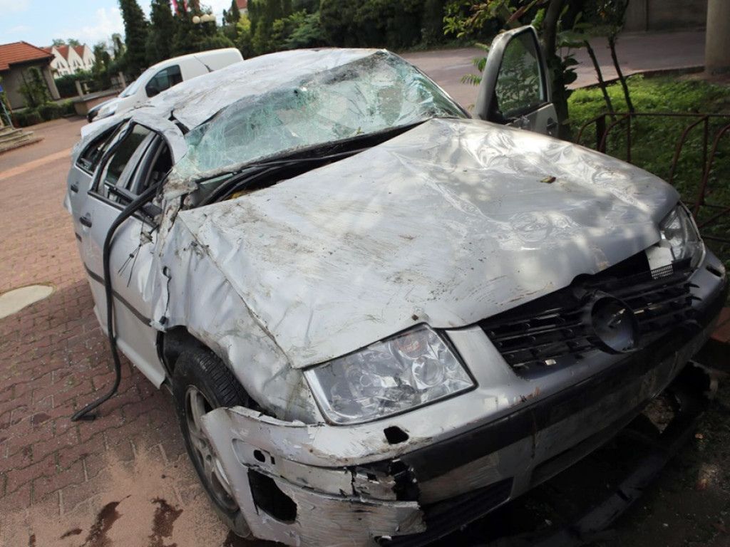 Auto spadło z wiaduktu. Kierowca uciekł z miejsca zdarzenia