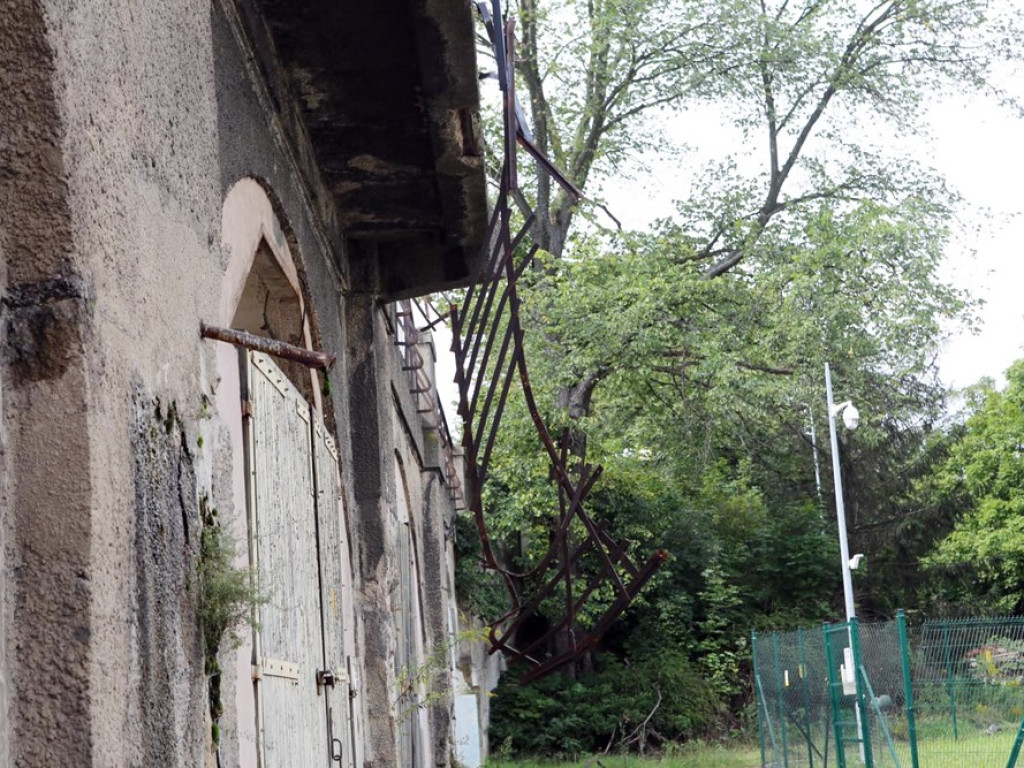 Auto spadło z wiaduktu. Kierowca uciekł z miejsca zdarzenia