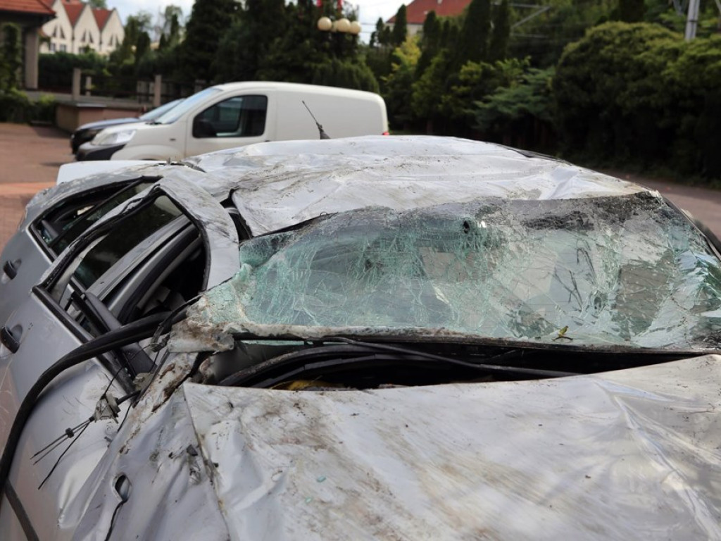 Auto spadło z wiaduktu. Kierowca uciekł z miejsca zdarzenia