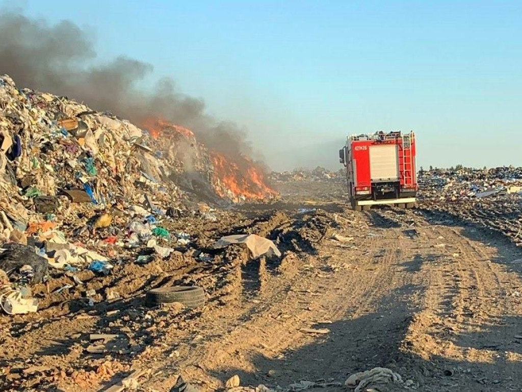 Duży pożar śmietniska na Biechowie. Wiele zastępów strażaków w akcji