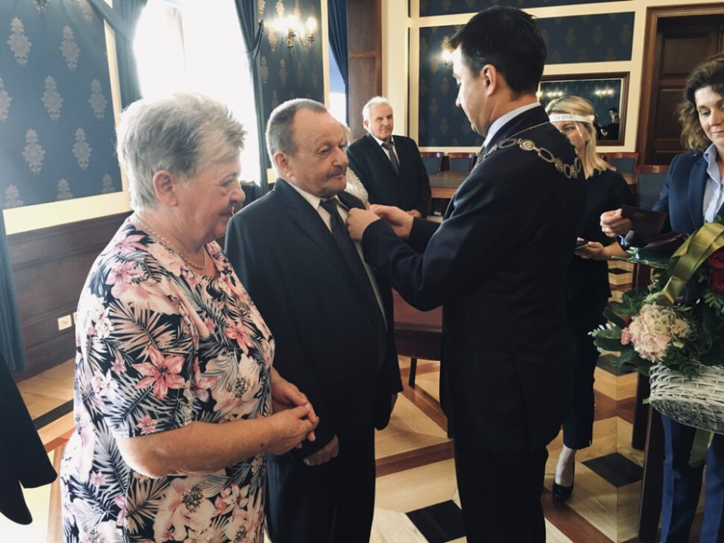 Sto lat! Listy gratulacyjne i medale za wzorowe małżeństwa