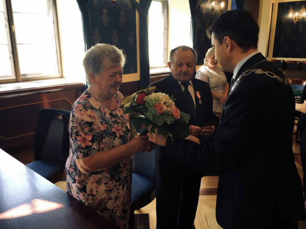 Sto lat! Listy gratulacyjne i medale za wzorowe małżeństwa