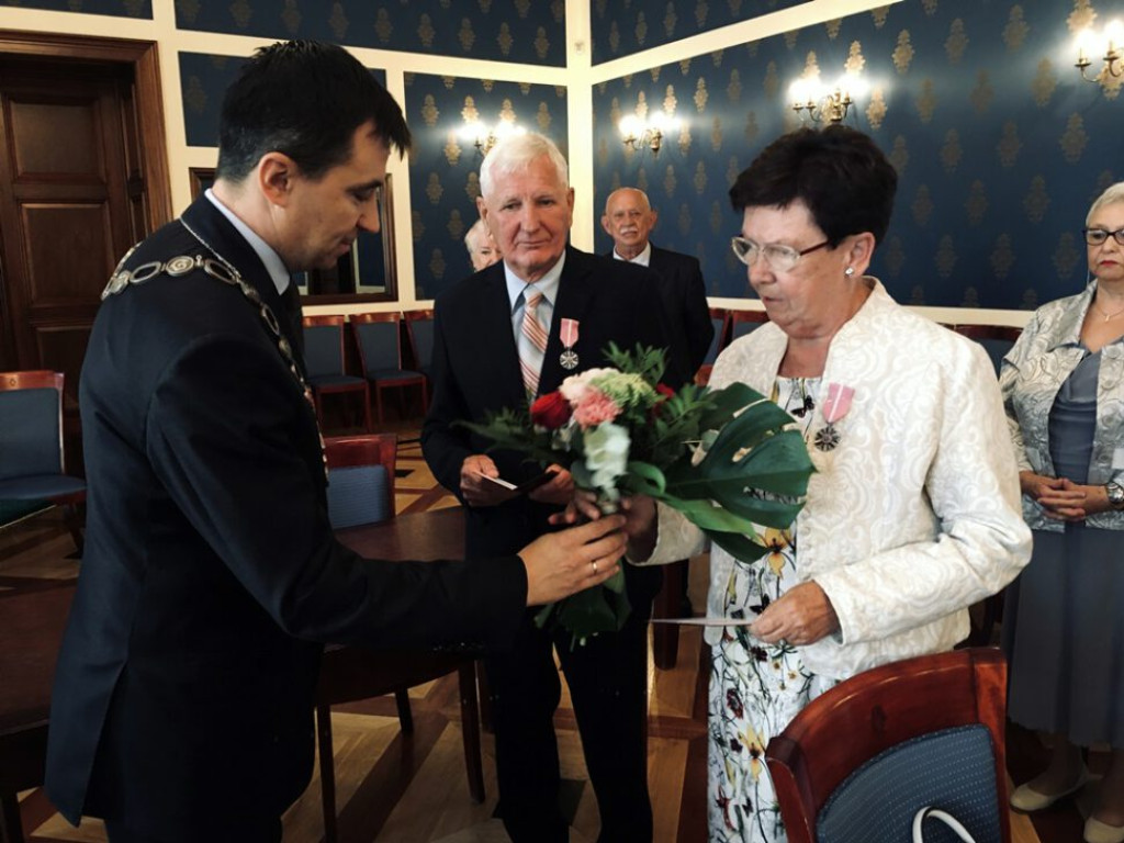 Sto lat! Listy gratulacyjne i medale za wzorowe małżeństwa