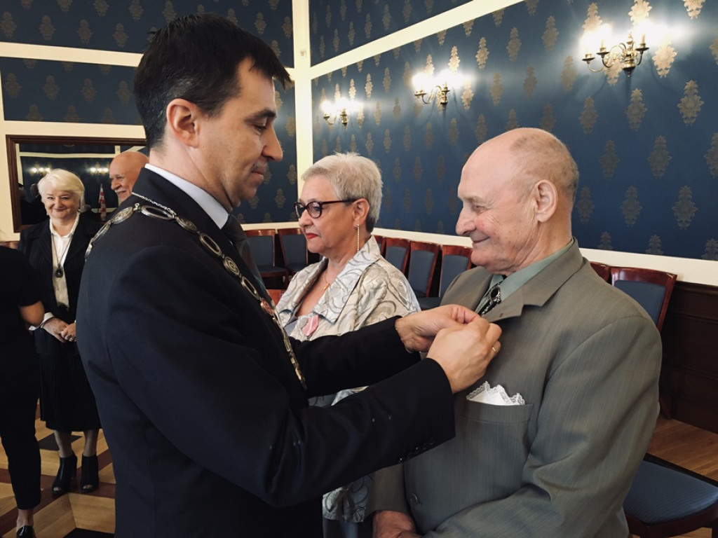 Sto lat! Listy gratulacyjne i medale za wzorowe małżeństwa