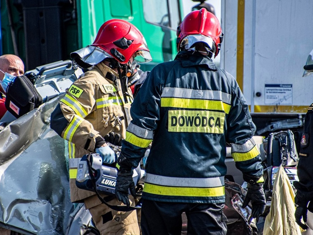 Dramatyczna akcja ratownicza na S-3! Osoby uwięzione we wraku w tym dwoje dzieci