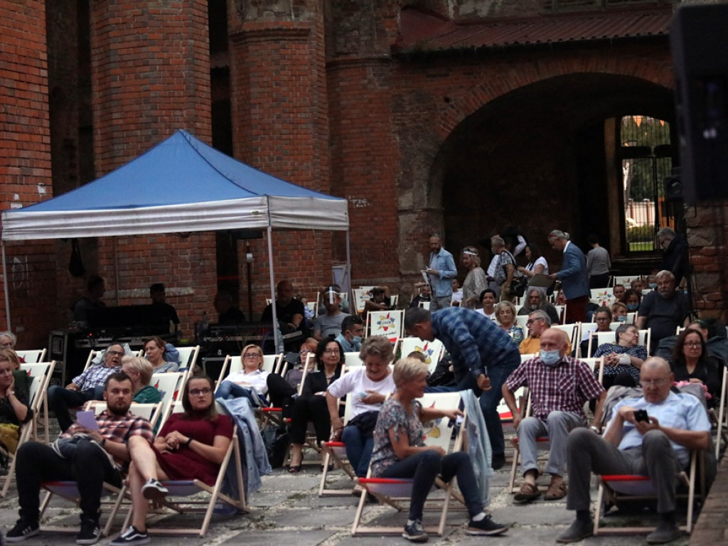 Jazz w ruinach kościoła. Adamczak: Oby nie weszły takie obostrzenia, że będzie trzeba grać w piwnicach