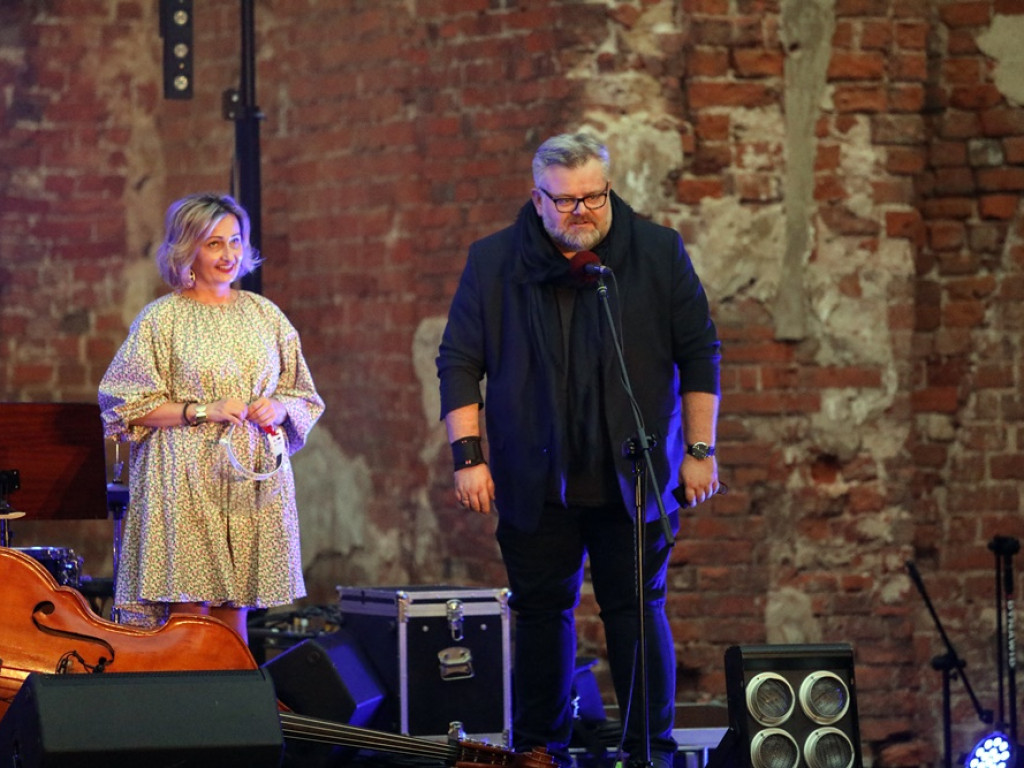 Jazz w ruinach kościoła. Adamczak: Oby nie weszły takie obostrzenia, że będzie trzeba grać w piwnicach