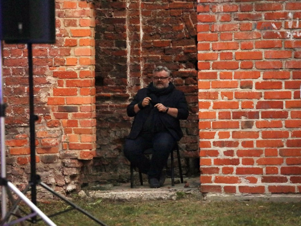 Jazz w ruinach kościoła. Adamczak: Oby nie weszły takie obostrzenia, że będzie trzeba grać w piwnicach