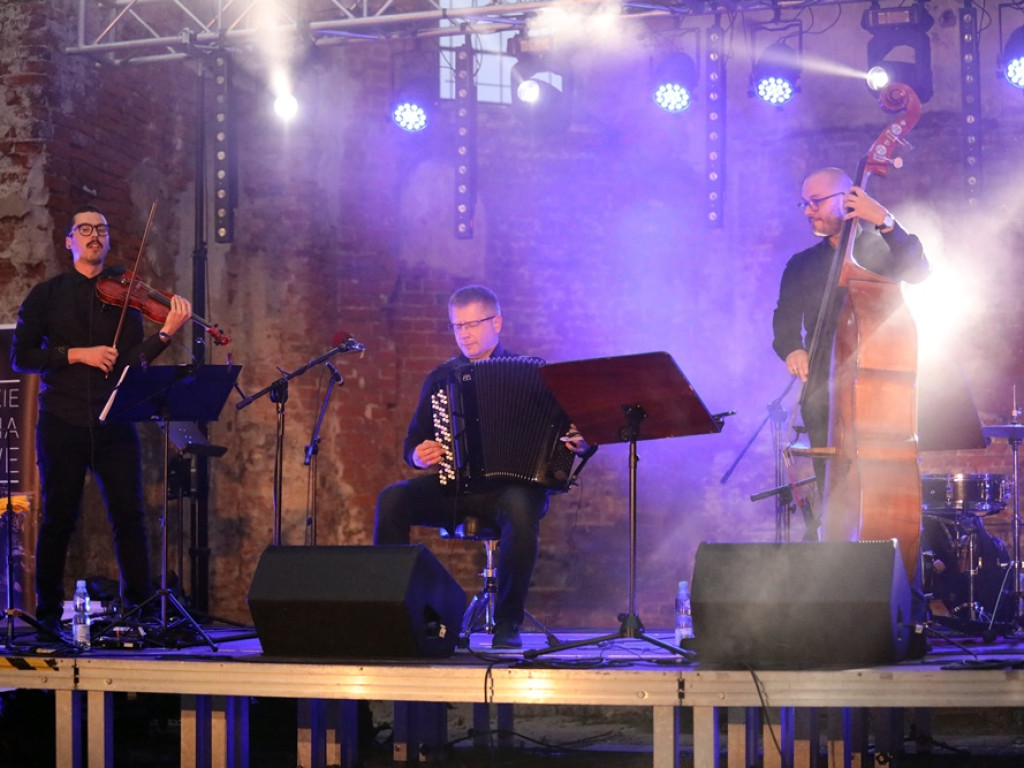 Jazz w ruinach kościoła. Adamczak: Oby nie weszły takie obostrzenia, że będzie trzeba grać w piwnicach