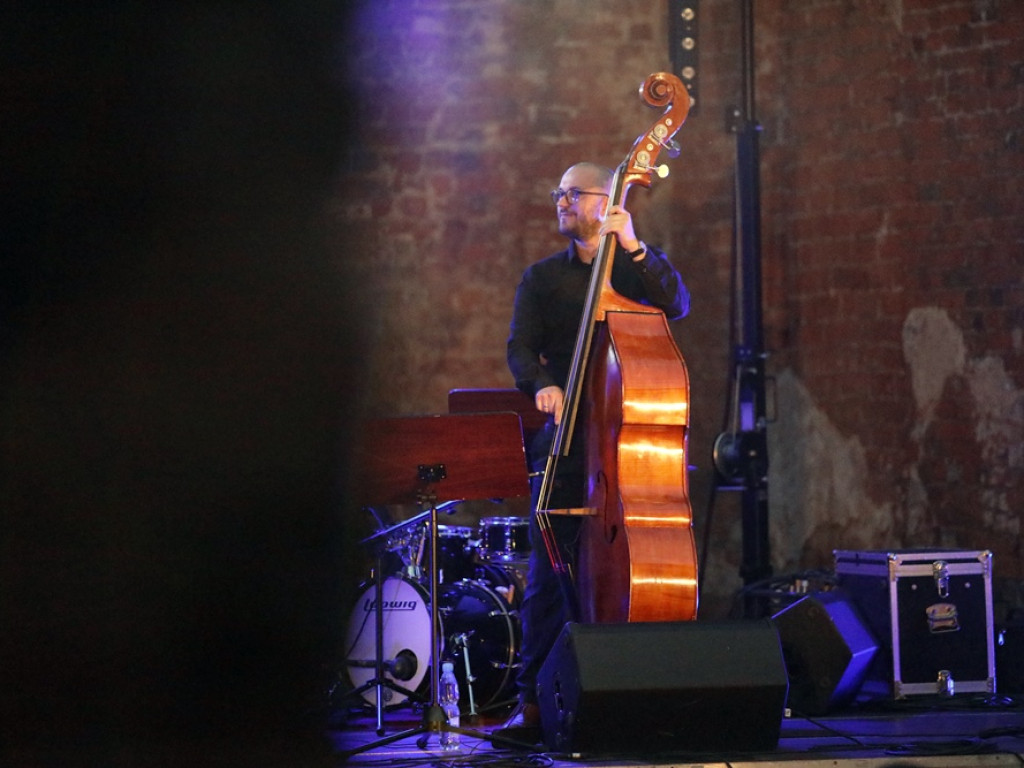 Jazz w ruinach kościoła. Adamczak: Oby nie weszły takie obostrzenia, że będzie trzeba grać w piwnicach