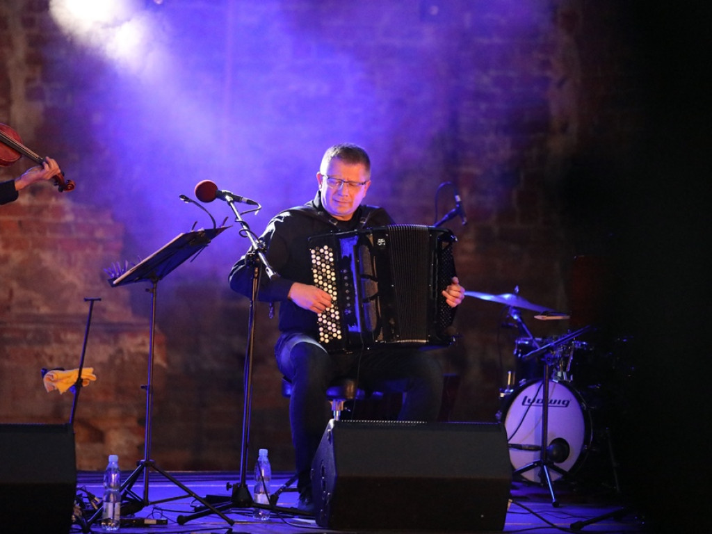 Jazz w ruinach kościoła. Adamczak: Oby nie weszły takie obostrzenia, że będzie trzeba grać w piwnicach