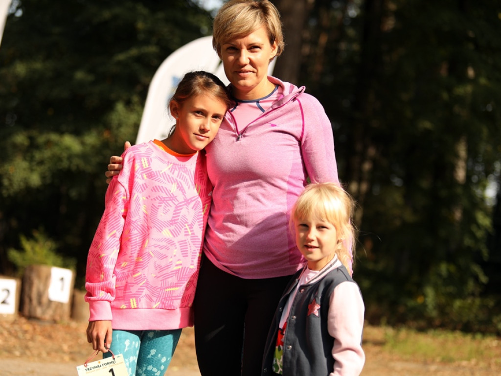 Sportowa rywalizacja w Leśnej Dolinie. Uśmiechy na twarzach, medale w rękach
