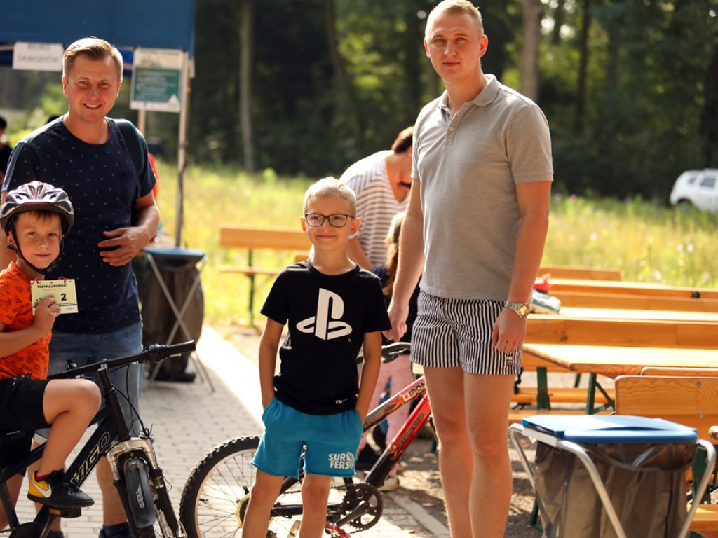 Sportowa rywalizacja w Leśnej Dolinie. Uśmiechy na twarzach, medale w rękach