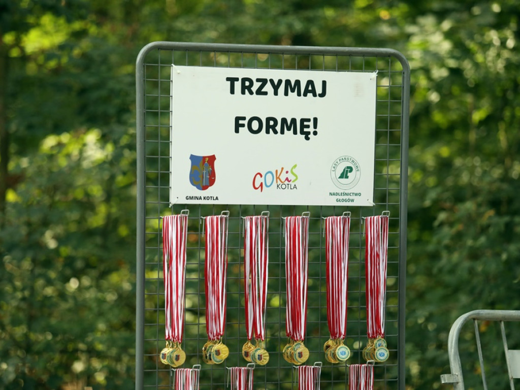 Sportowa rywalizacja w Leśnej Dolinie. Uśmiechy na twarzach, medale w rękach