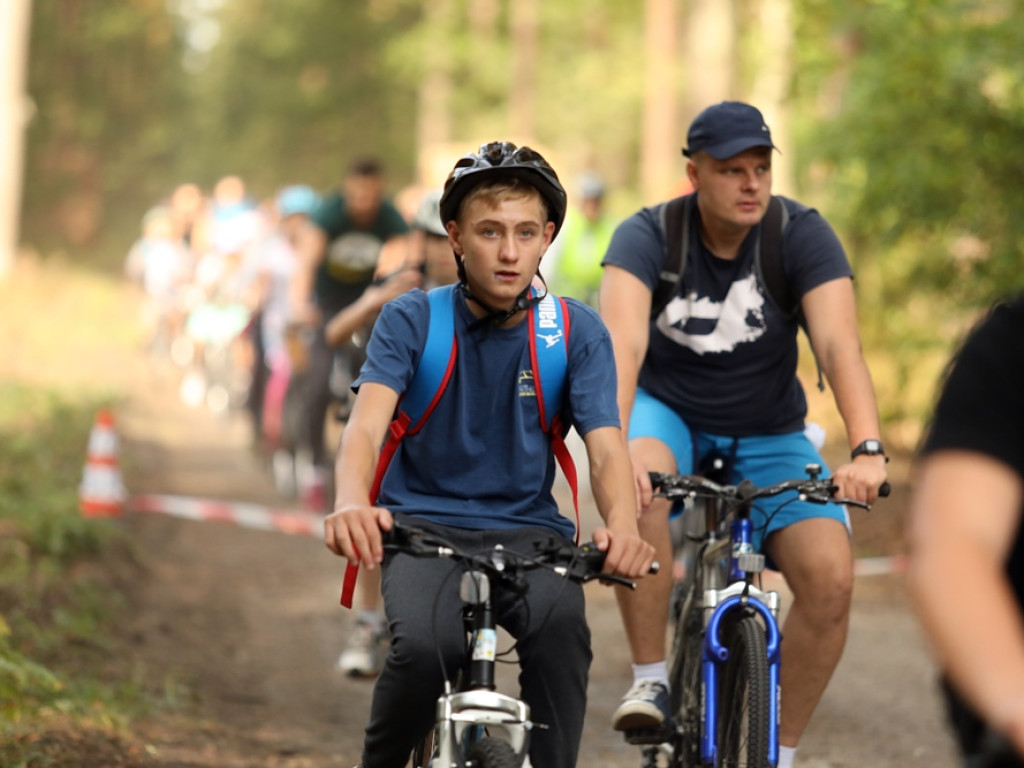 Sportowa rywalizacja w Leśnej Dolinie. Uśmiechy na twarzach, medale w rękach