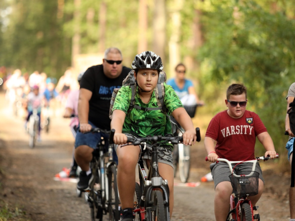 Sportowa rywalizacja w Leśnej Dolinie. Uśmiechy na twarzach, medale w rękach