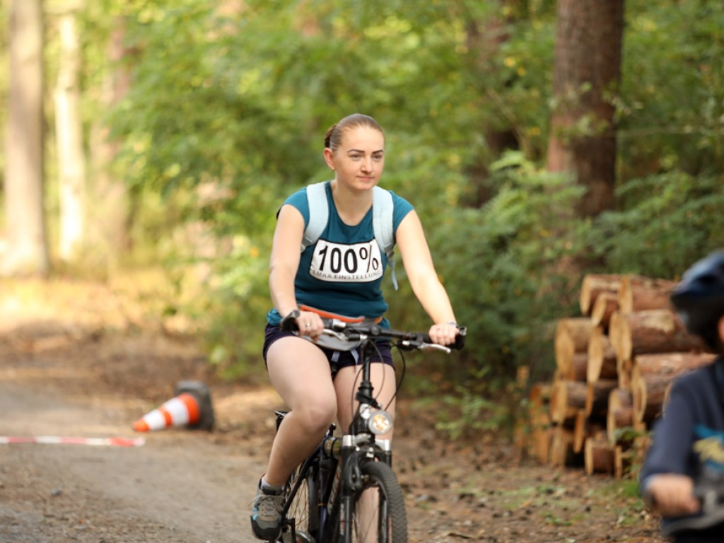 Sportowa rywalizacja w Leśnej Dolinie. Uśmiechy na twarzach, medale w rękach