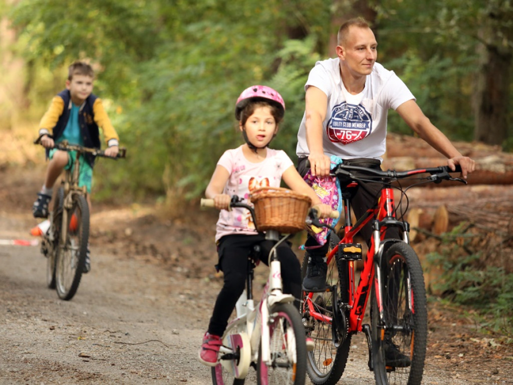 Sportowa rywalizacja w Leśnej Dolinie. Uśmiechy na twarzach, medale w rękach