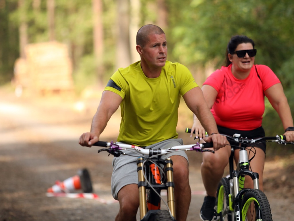Sportowa rywalizacja w Leśnej Dolinie. Uśmiechy na twarzach, medale w rękach