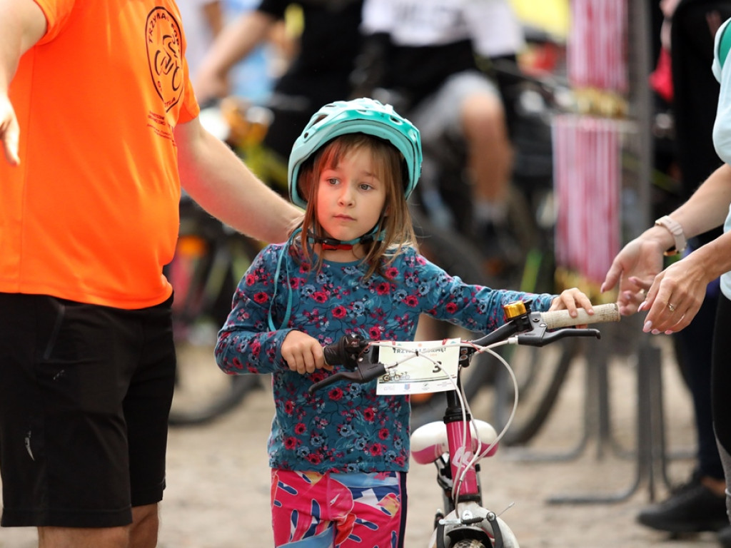 Sportowa rywalizacja w Leśnej Dolinie. Uśmiechy na twarzach, medale w rękach