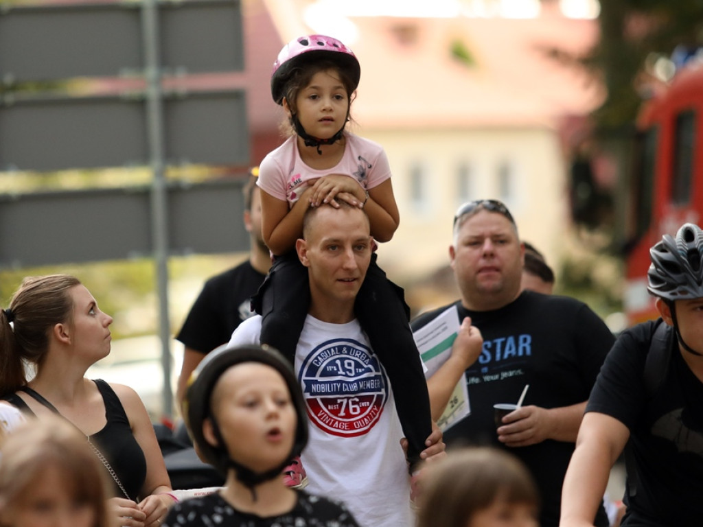 Sportowa rywalizacja w Leśnej Dolinie. Uśmiechy na twarzach, medale w rękach