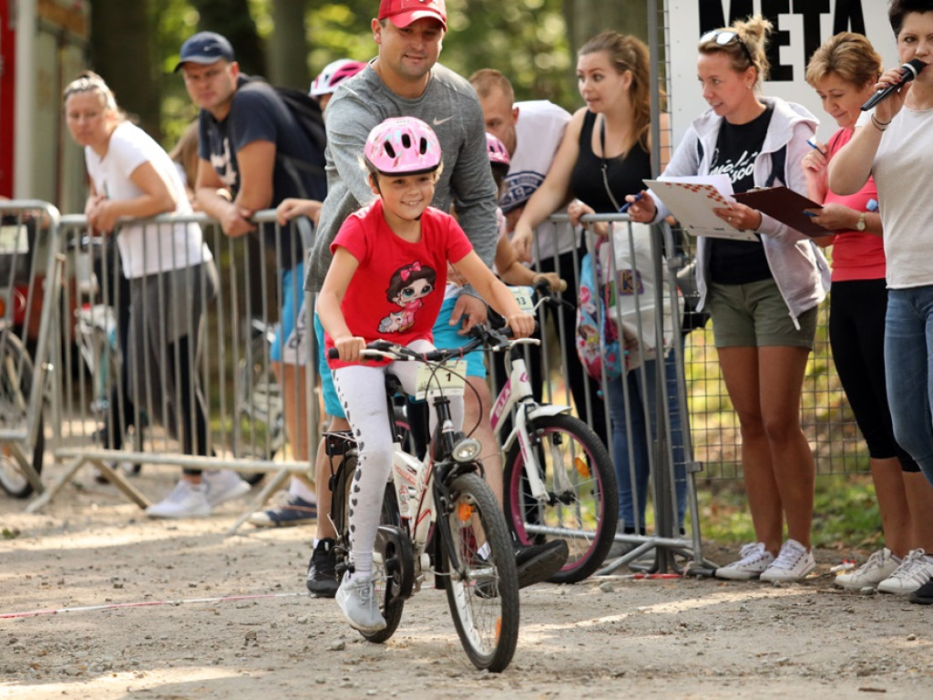 Sportowa rywalizacja w Leśnej Dolinie. Uśmiechy na twarzach, medale w rękach