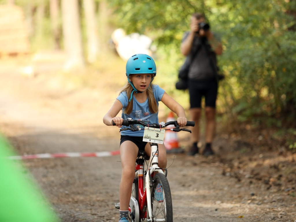 Sportowa rywalizacja w Leśnej Dolinie. Uśmiechy na twarzach, medale w rękach