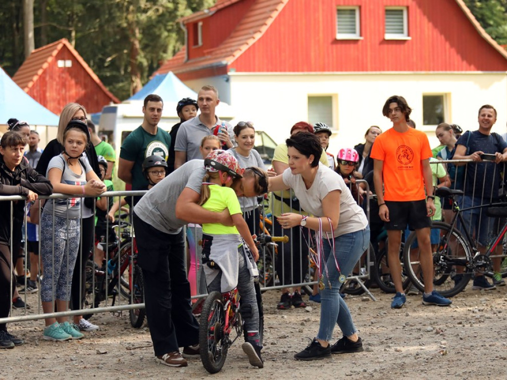 Sportowa rywalizacja w Leśnej Dolinie. Uśmiechy na twarzach, medale w rękach