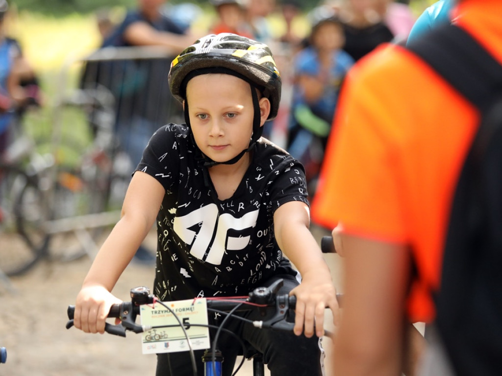 Sportowa rywalizacja w Leśnej Dolinie. Uśmiechy na twarzach, medale w rękach