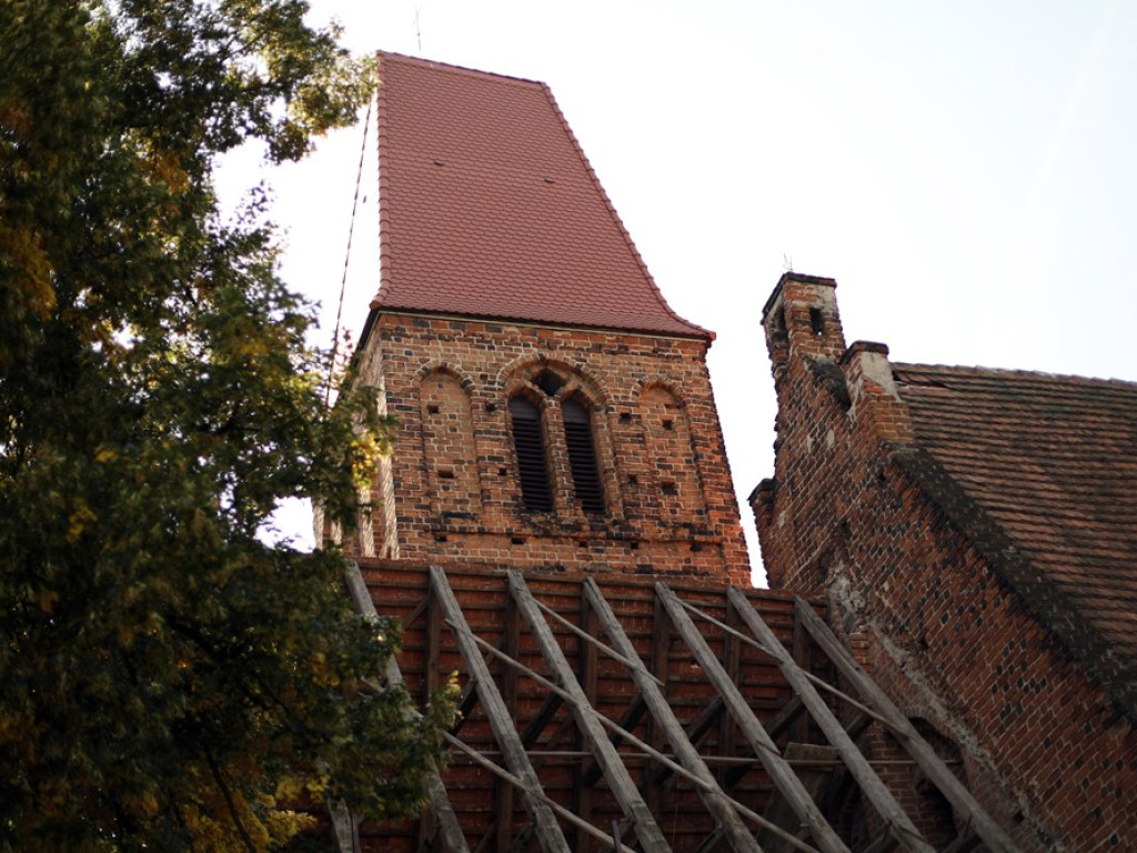 Remontują dach zabytkowego kościoła w Żukowicach