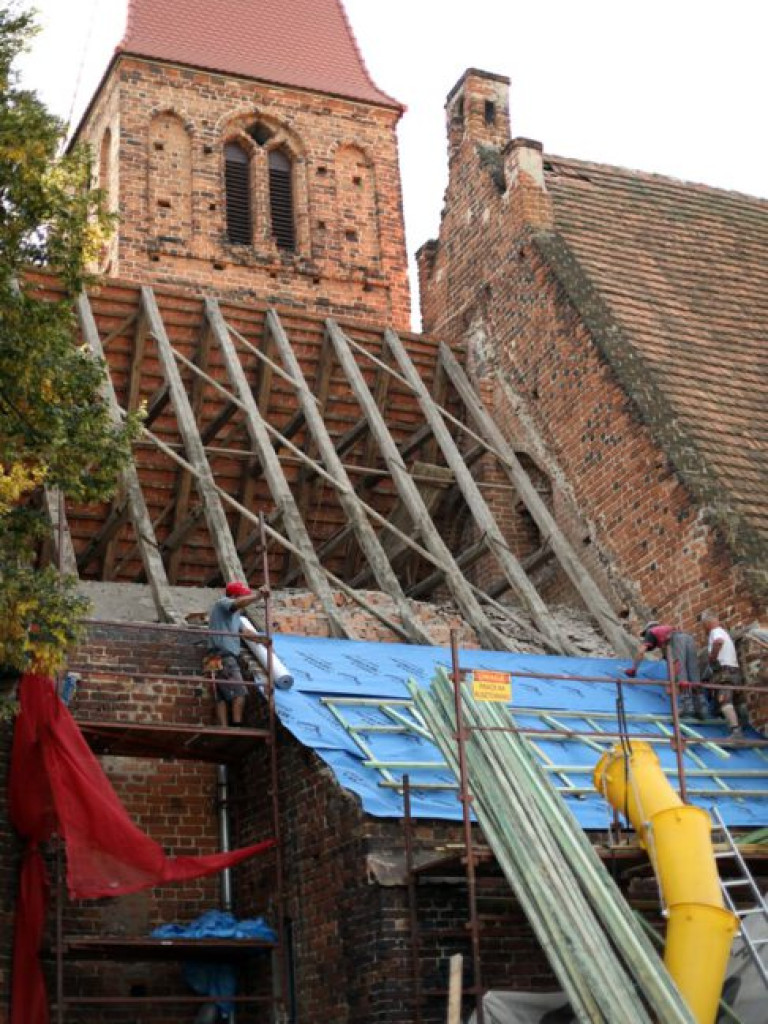 Remontują dach zabytkowego kościoła w Żukowicach