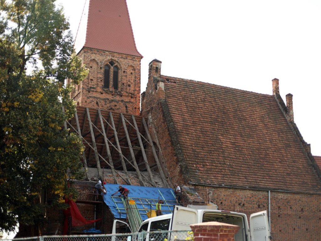 Remontują dach zabytkowego kościoła w Żukowicach