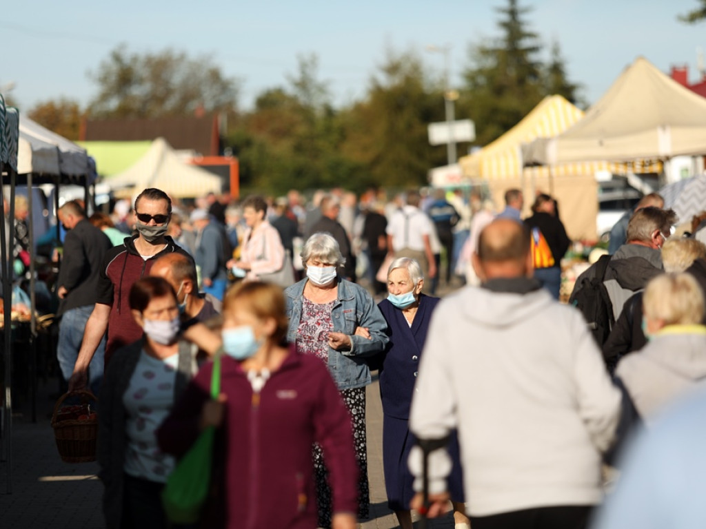 Tłumny na targowisku z plastikowymi siatkami. Prezydent rozdawał torby ekologiczne