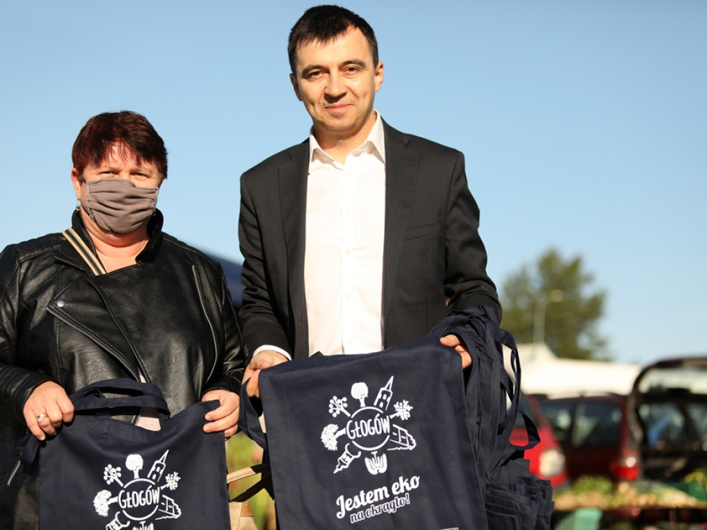 Tłumny na targowisku z plastikowymi siatkami. Prezydent rozdawał torby ekologiczne