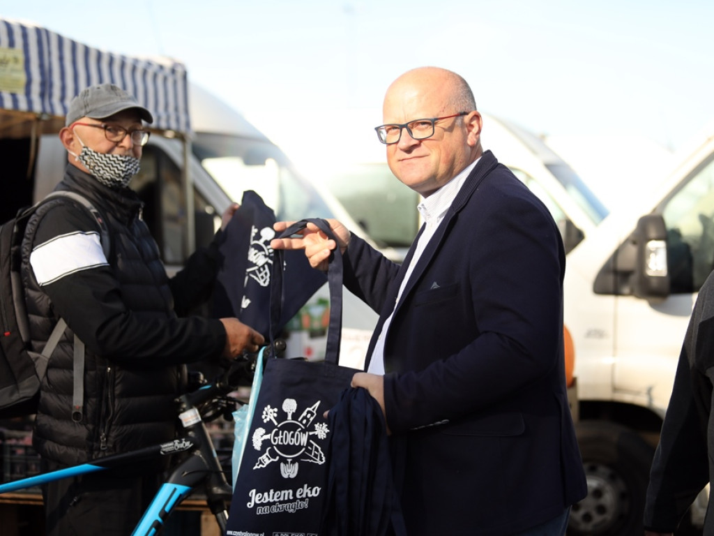 Tłumny na targowisku z plastikowymi siatkami. Prezydent rozdawał torby ekologiczne