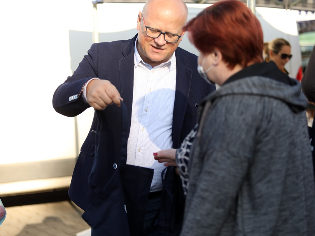 Tłumny na targowisku z plastikowymi siatkami. Prezydent rozdawał torby ekologiczne