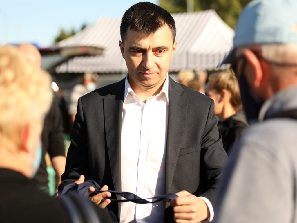 Tłumny na targowisku z plastikowymi siatkami. Prezydent rozdawał torby ekologiczne