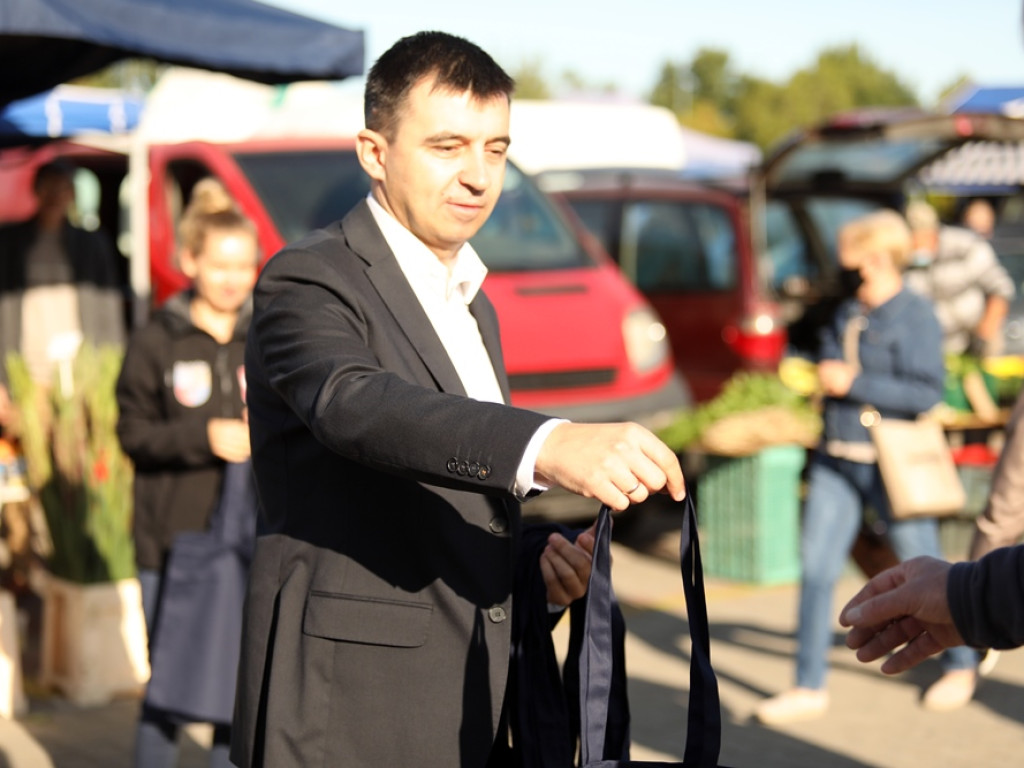 Tłumny na targowisku z plastikowymi siatkami. Prezydent rozdawał torby ekologiczne