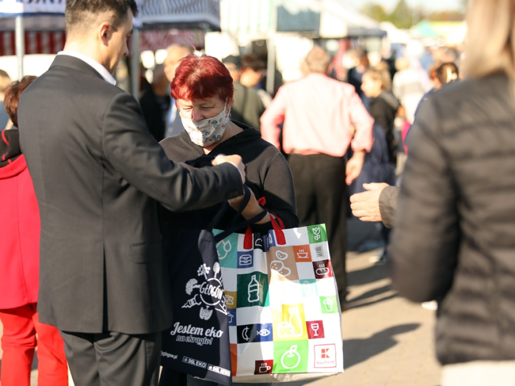 Tłumny na targowisku z plastikowymi siatkami. Prezydent rozdawał torby ekologiczne
