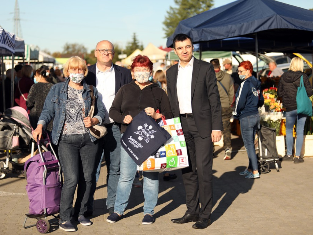 Tłumny na targowisku z plastikowymi siatkami. Prezydent rozdawał torby ekologiczne