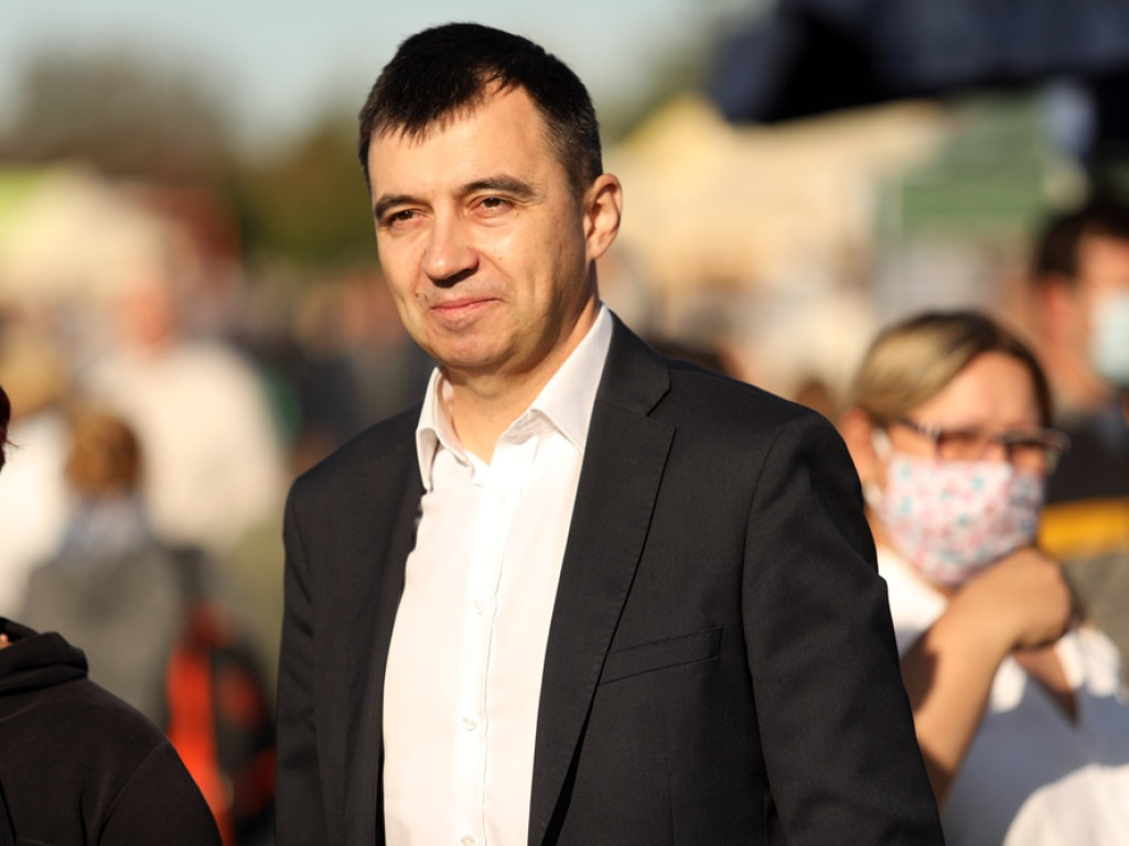 Tłumny na targowisku z plastikowymi siatkami. Prezydent rozdawał torby ekologiczne