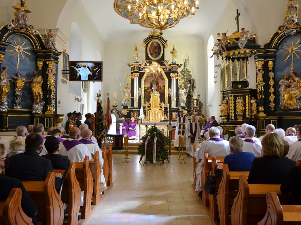 Biskup przyjechał na pogrzeb księdza z małej parafii