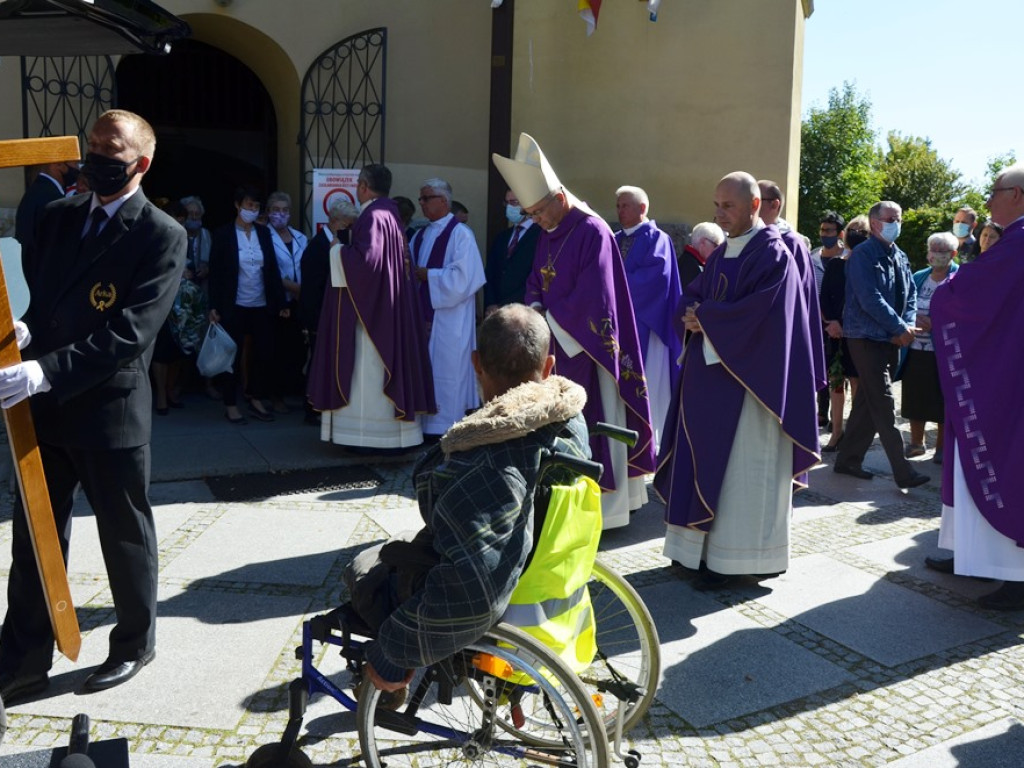 Biskup przyjechał na pogrzeb księdza z małej parafii