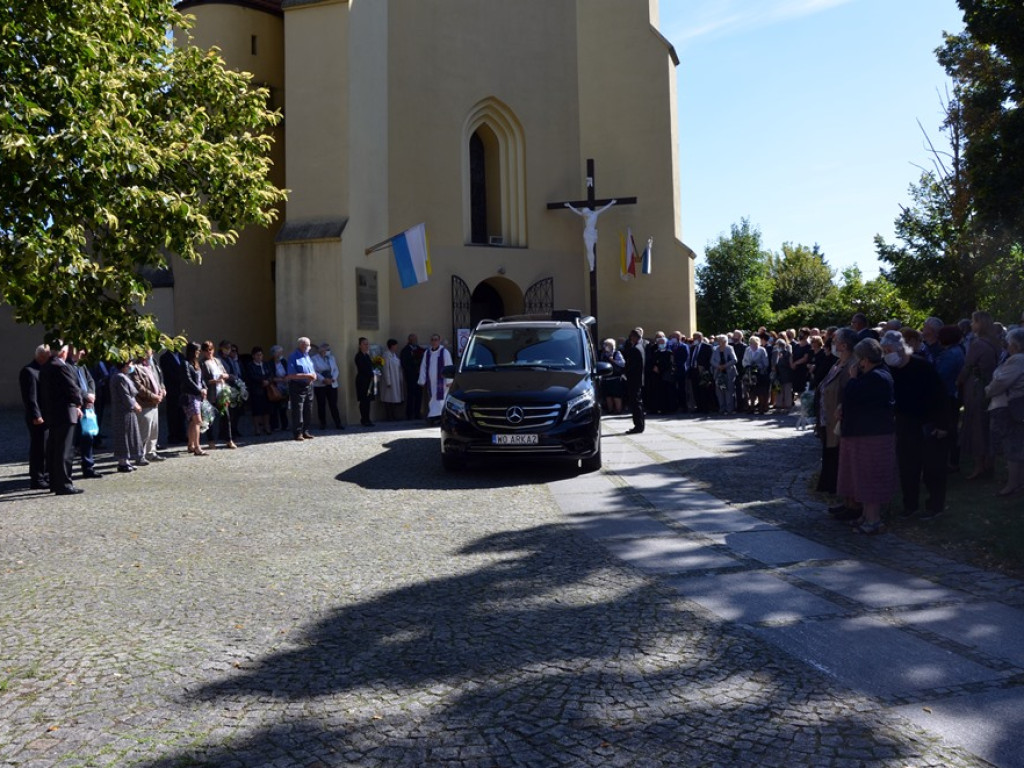 Biskup przyjechał na pogrzeb księdza z małej parafii