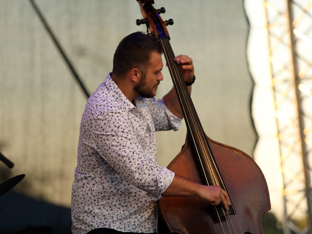 Jazz na Bulwarze Nadodrzańskim przy zachodzie słońca