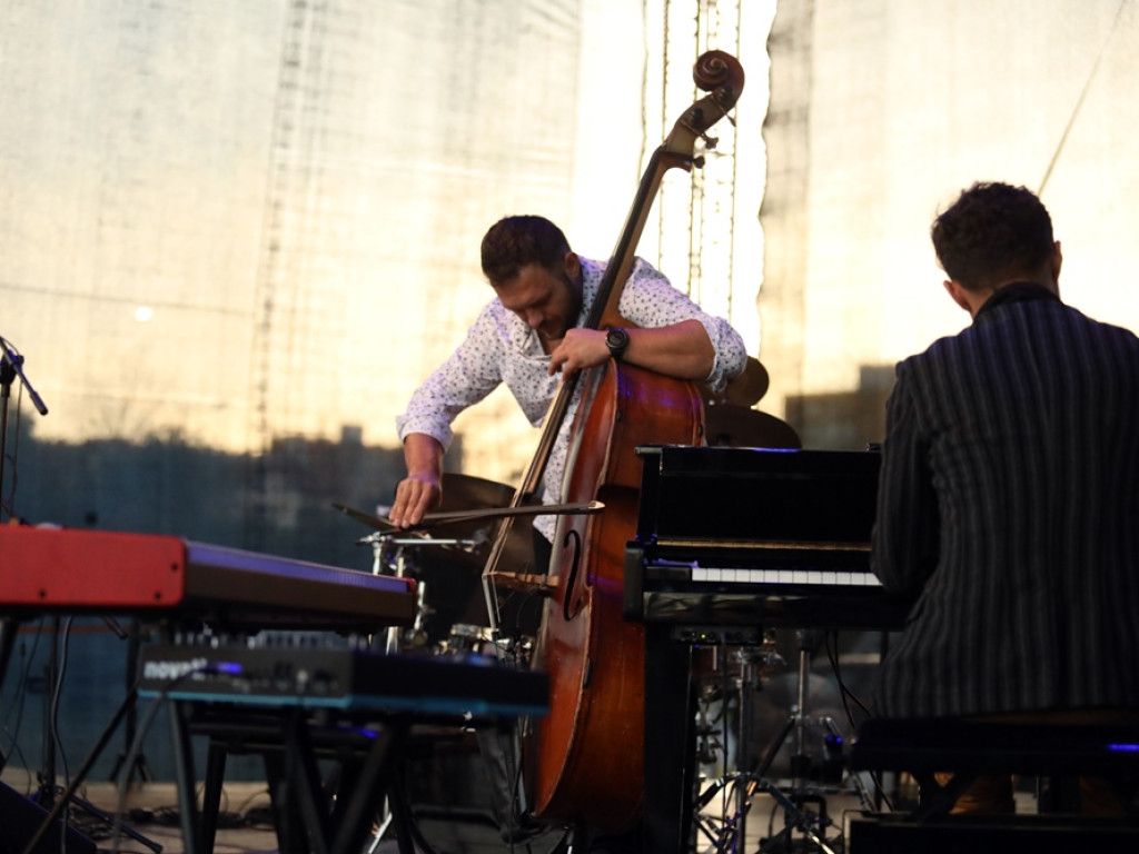 Jazz na Bulwarze Nadodrzańskim przy zachodzie słońca