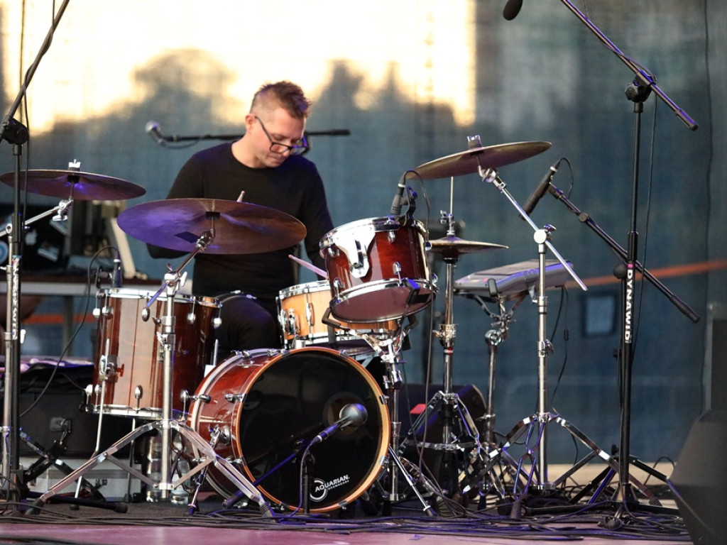 Jazz na Bulwarze Nadodrzańskim przy zachodzie słońca