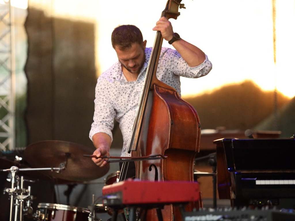 Jazz na Bulwarze Nadodrzańskim przy zachodzie słońca