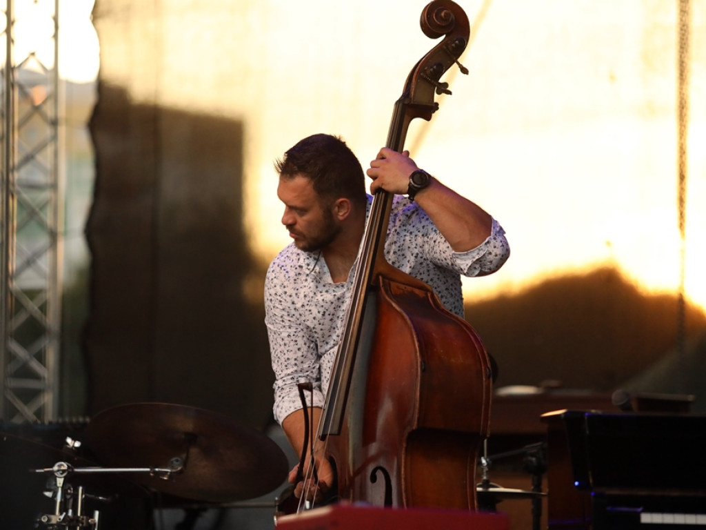 Jazz na Bulwarze Nadodrzańskim przy zachodzie słońca